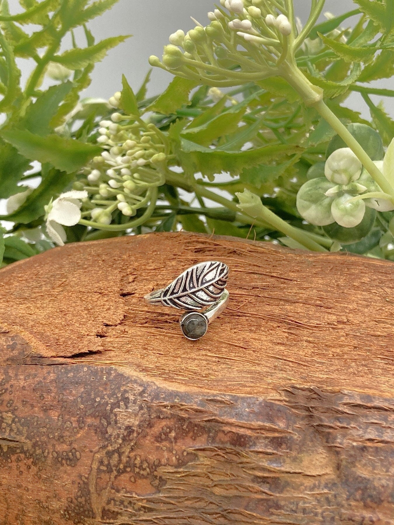 Versilberter verstellbarer Ring mit Labradoritkristall