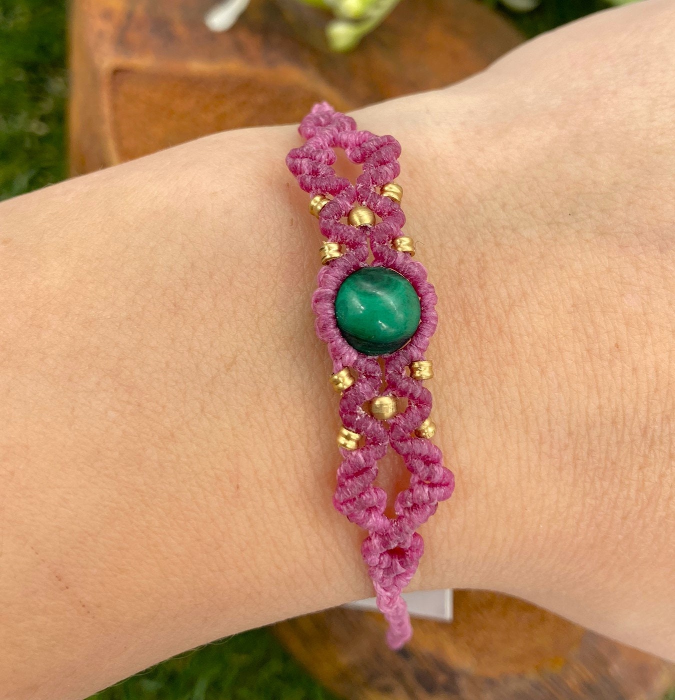 Gewebtes Armband aus Malachit-Makramee