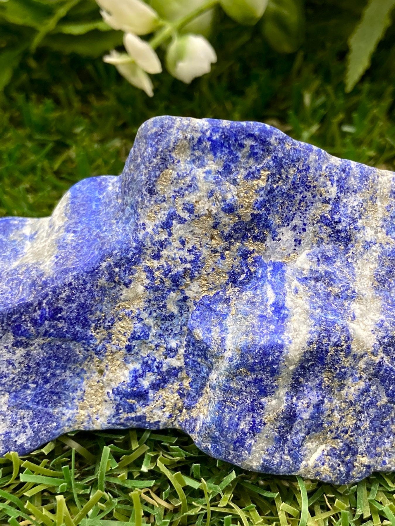 Lapislazuli-Sammlerstück aus poliertem Kristall