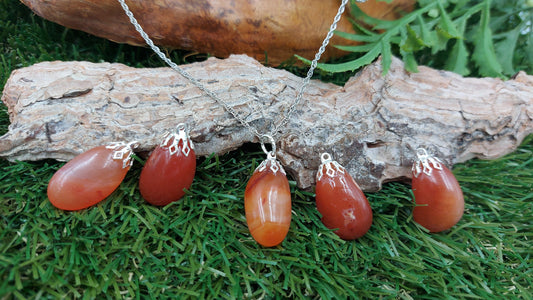 Halskette aus Sterlingstahl mit natürlichem Karneol. Heilkristall-Accessoires, Sternzeichen-Mineralstein