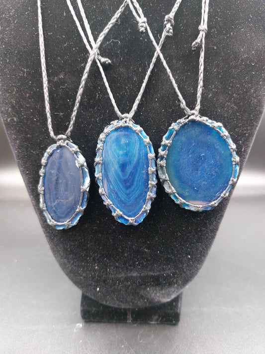 Natürlicher blauer Achat, handgemachte Makramee-Halskette – Heilstein – Geschenkidee – Schutz