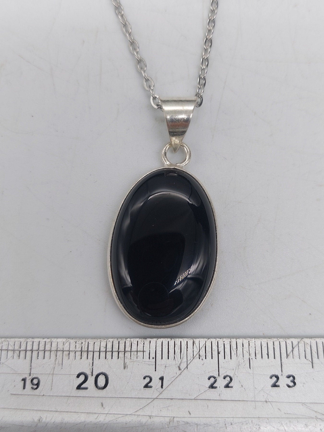 Schwarzer Obsidian versilberter Messinganhänger Cabochonschliff Heilkristall