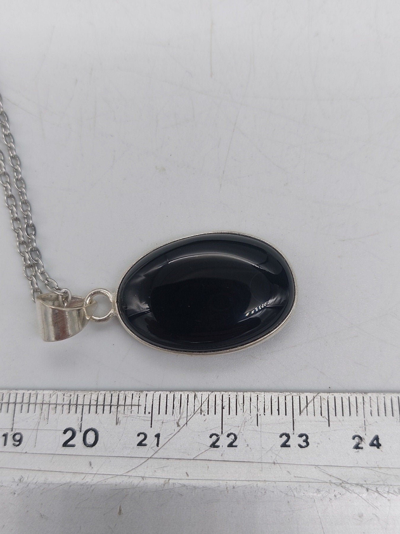 Schwarzer Obsidian versilberter Messinganhänger Cabochonschliff Heilkristall
