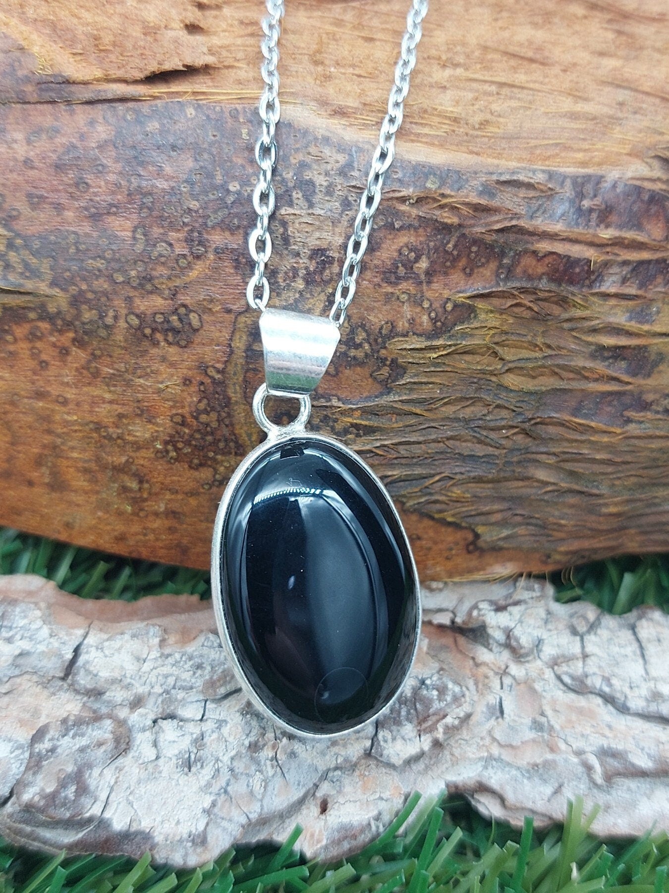 Schwarzer Obsidian versilberter Messinganhänger Cabochonschliff Heilkristall