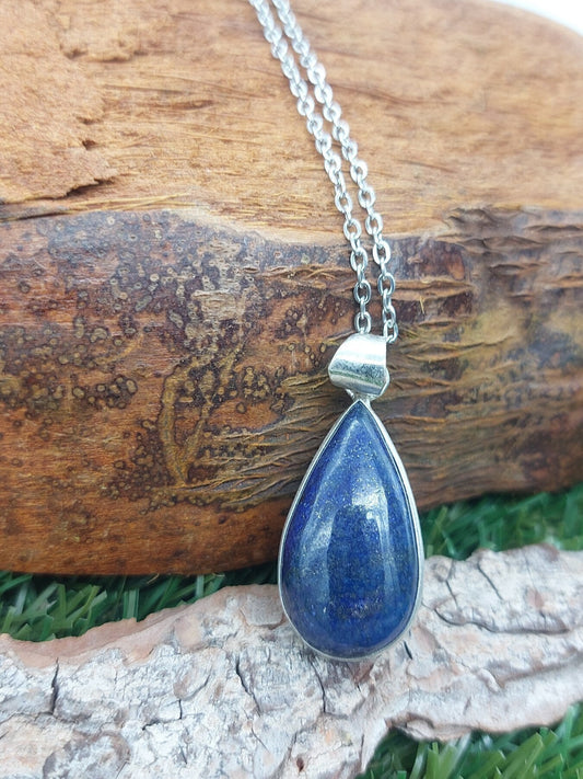 Lapislazuli-Anhänger aus versilbertem Messing, Cabochon-Schliff, Heilkristall