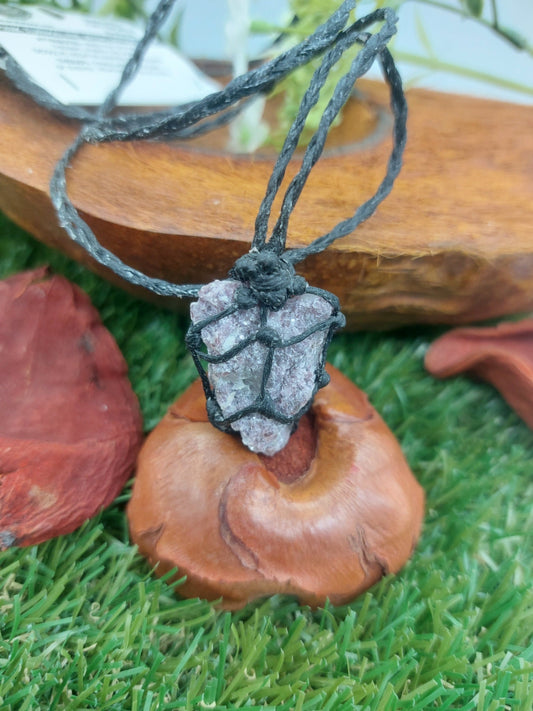 Ροζ Τουρμαλίνη με κολιέ Lepidolite Crystal Macrame