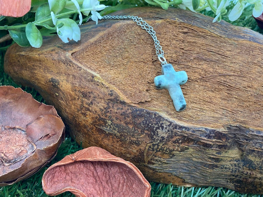 Halskette aus Sterlingstahl mit Kreuz aus Moosachat-Kristall