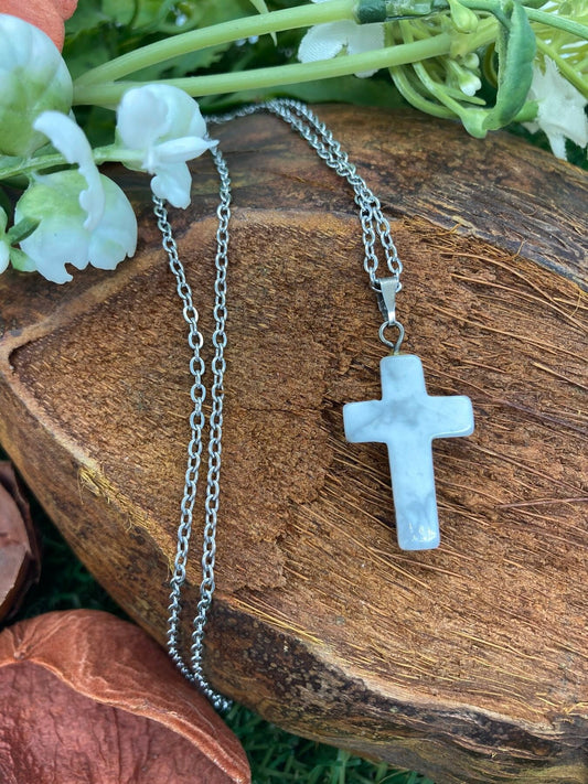 Halskette mit Howlith-Kristallkreuz aus Sterlingstahl