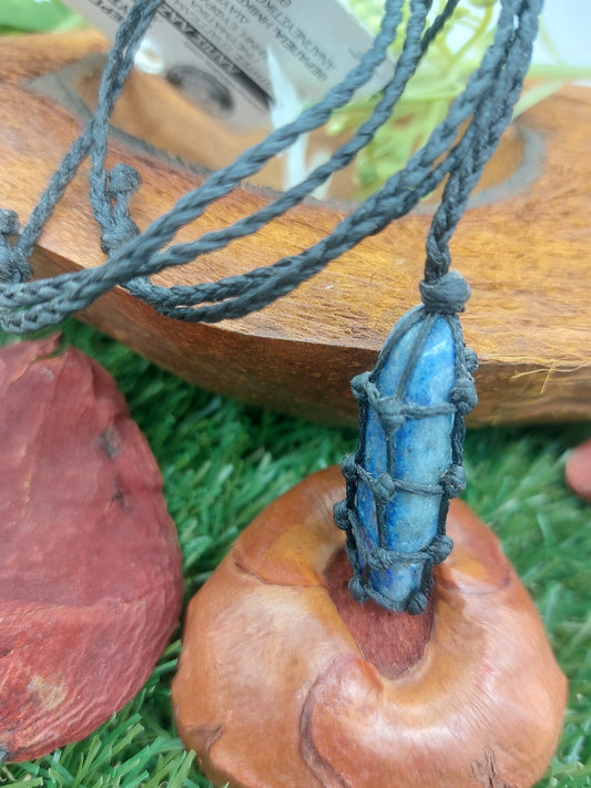 Makramee-Halskette aus poliertem Lapislazuli-Kristall