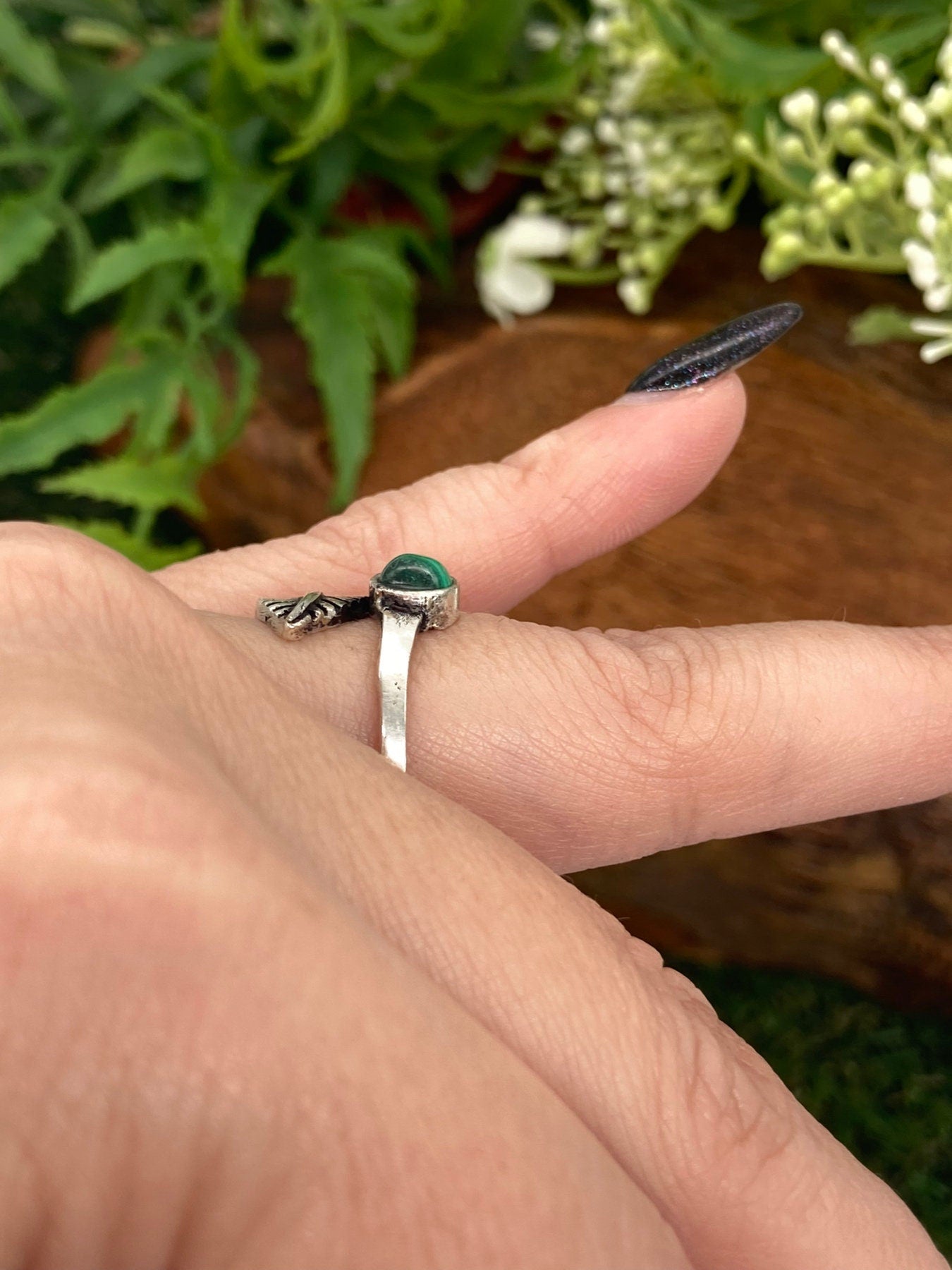 Versilberter verstellbarer Ring mit Malachitkristall