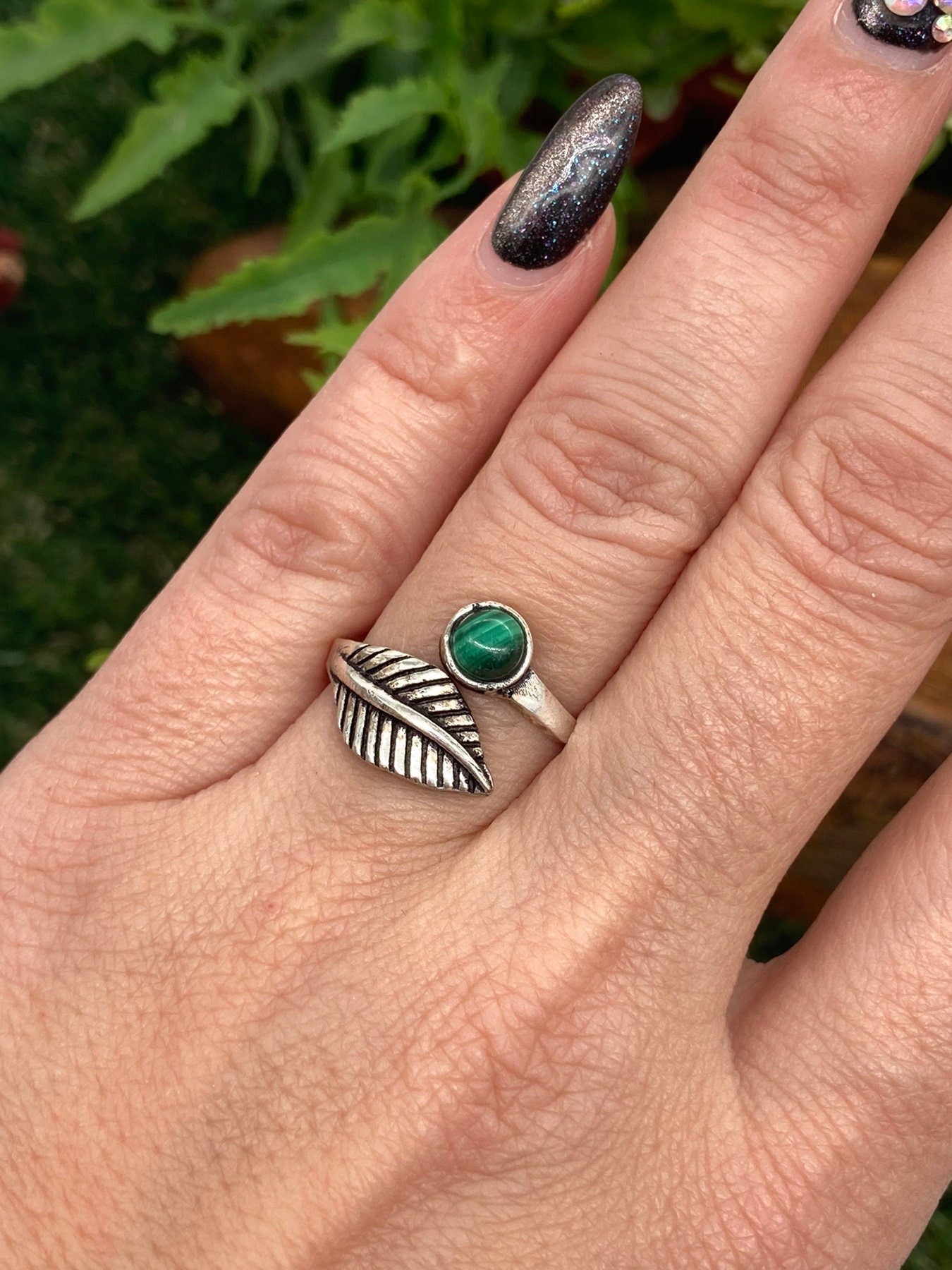 Versilberter verstellbarer Ring mit Malachitkristall
