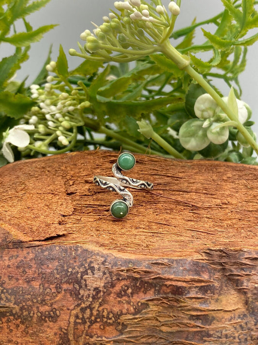 Versilberter verstellbarer Ring mit Jadekristall