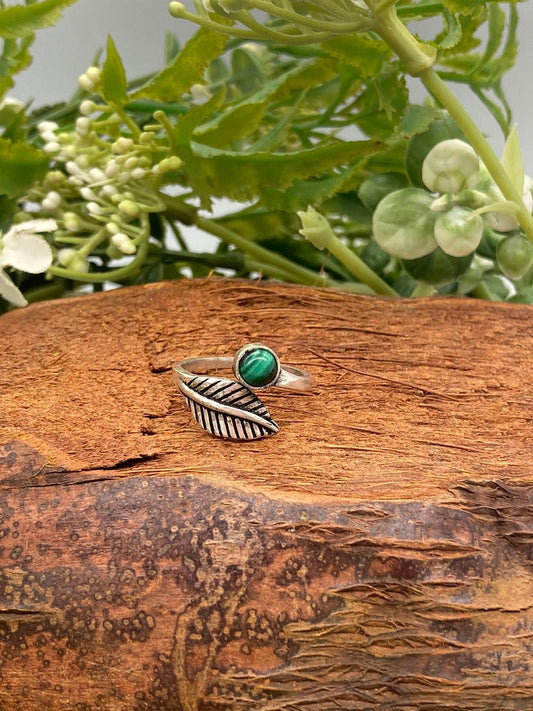 Versilberter verstellbarer Ring mit Malachitkristall