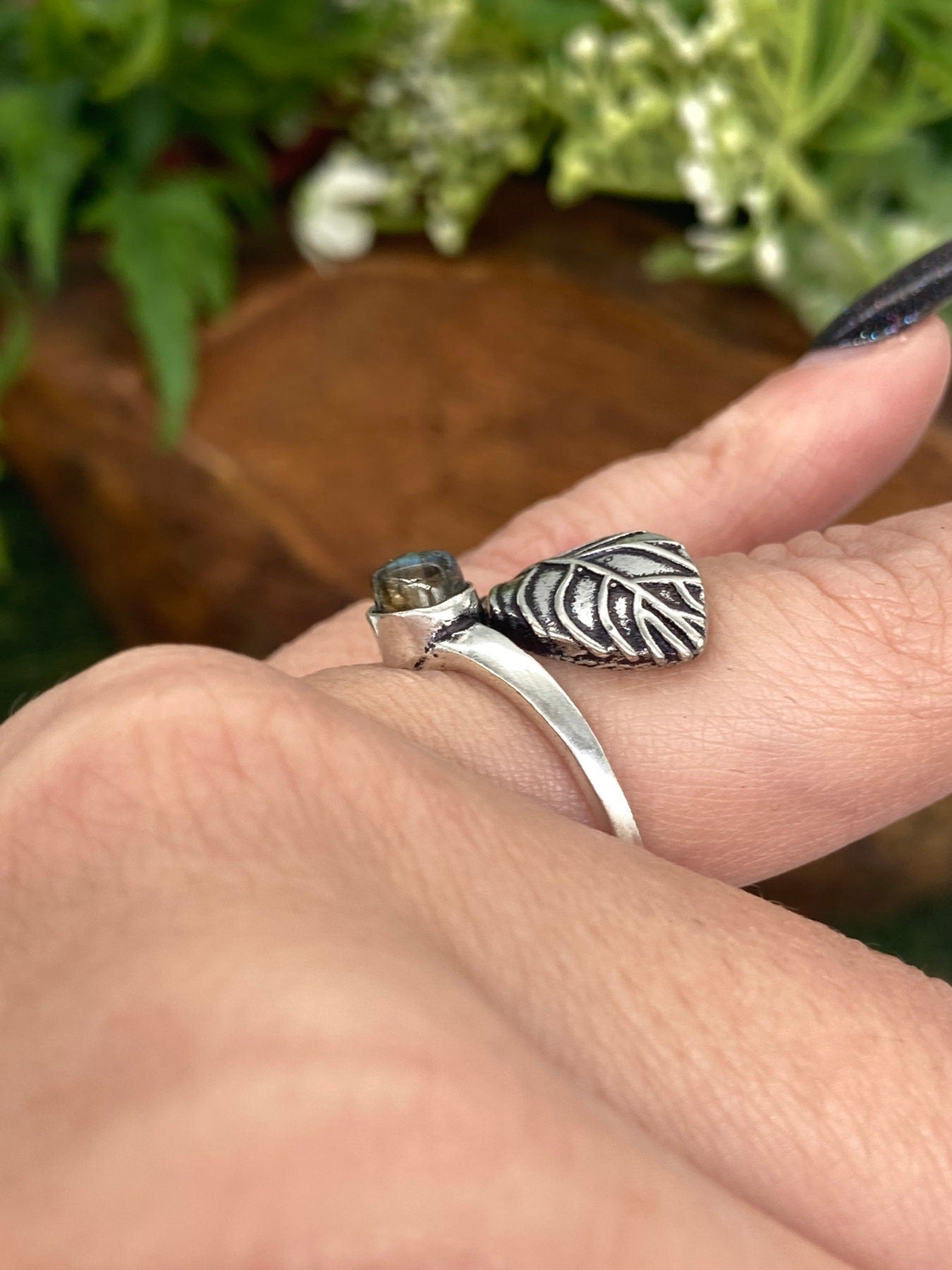 Versilberter verstellbarer Ring mit Labradoritkristall