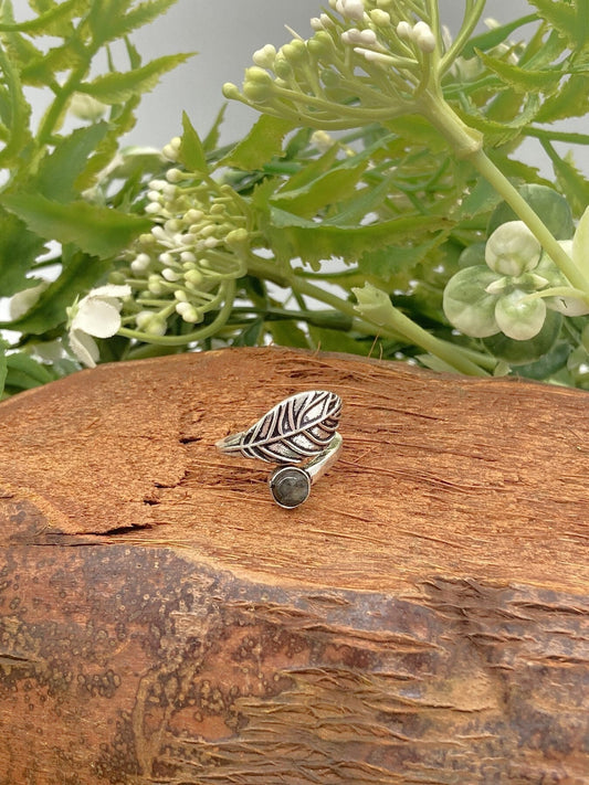 Versilberter verstellbarer Ring mit Labradoritkristall