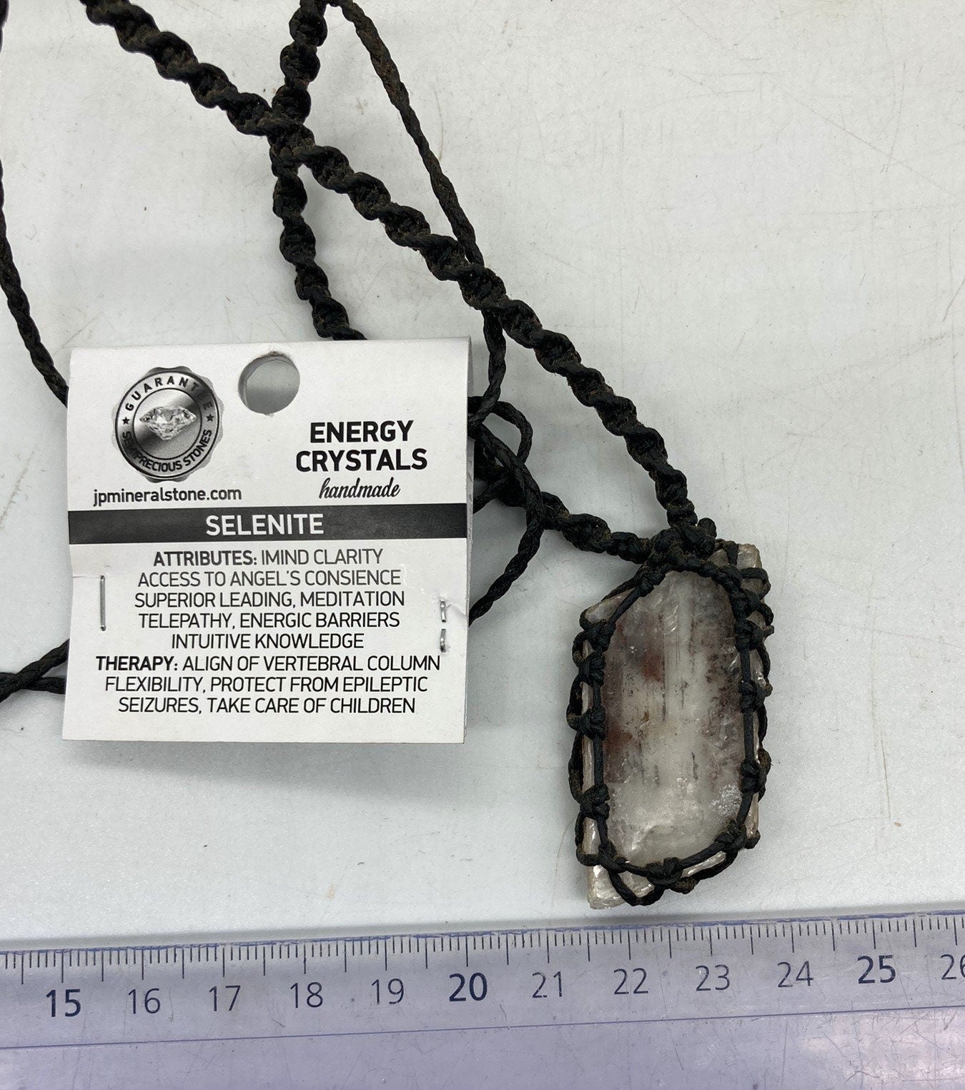 Griechischer Selenitkristall mit oxidierten Metalleinschlüssen Makramee-Halskette